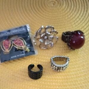 Four Rings and One Pair Clip-On Red Earrings